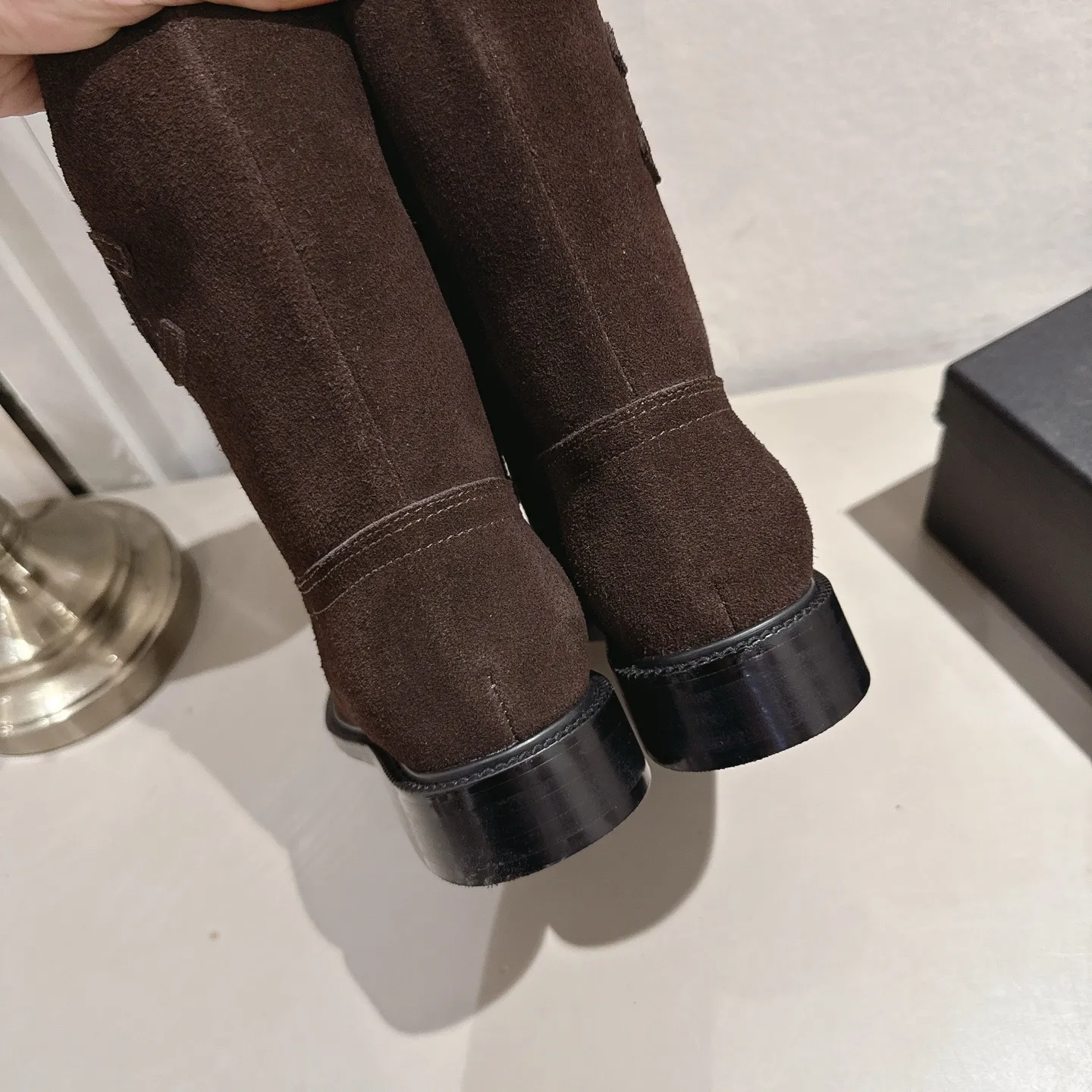 👟👟Ex-factory price 540👟👟 (Top version) CHANEL Chanel* Xiaoxiang new autumn and winter letter knight boots. This knight boot is really a representative of handsome fashion. The boots are decorated with Chanel letters, low-key yet luxurious! Simple, fashionable, individual and grand! The natural and smooth beauty has a beauty that is stunning in time. You should also show off your long legs in winter ~ Upper: imported calfskin Lining: water-dyed cowhide lining Heel height: about 3cm Size: 35-39 (40, 41 customization is not returnable)